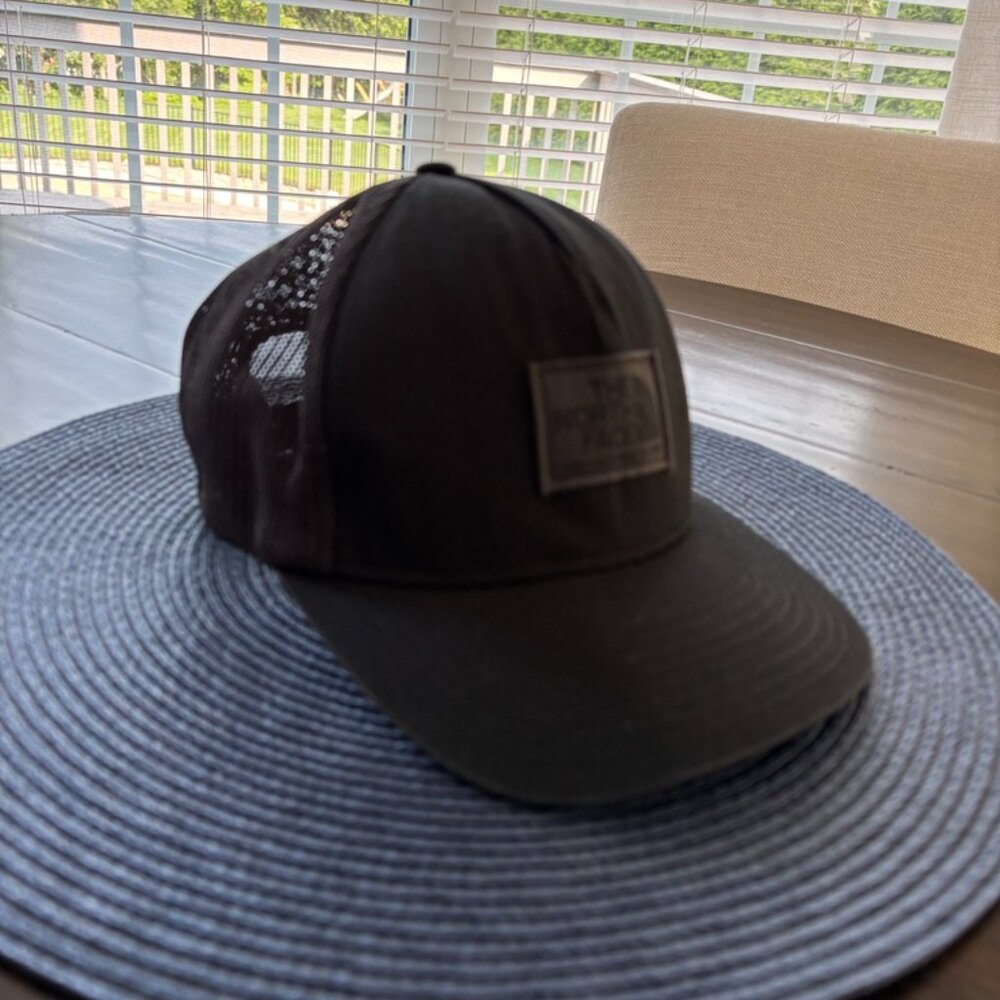 The North Face Hat with Breathable Mesh All Black 110 Flexfit One Size